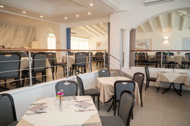 Ristorante elegante con tavoli apparecchiati.