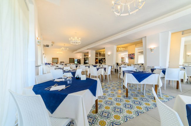 Una sala da pranzo elegante con tovaglie blu.