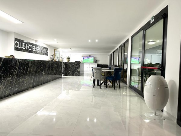 Reception di hotel con sedie colorate.