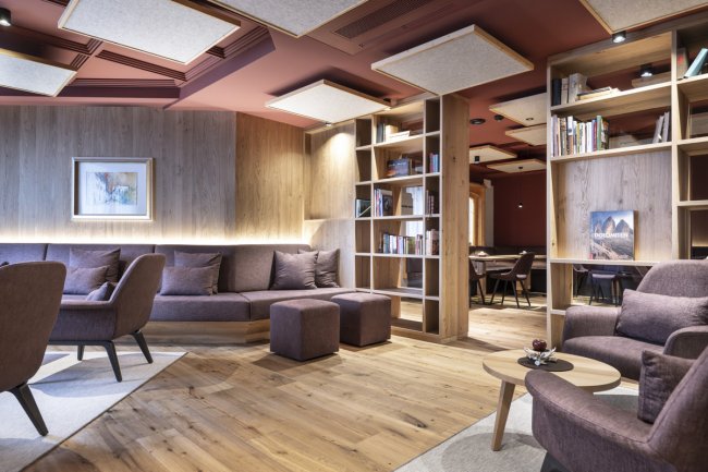 Salotto accogliente con sedie e scaffali.