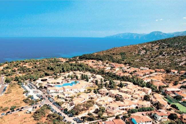 Vista aerea di un resort vicino al mare.
