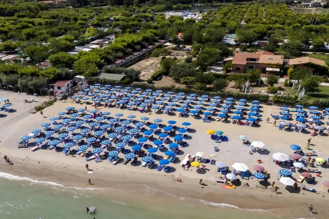 Panoramica di una spiaggia affollata.