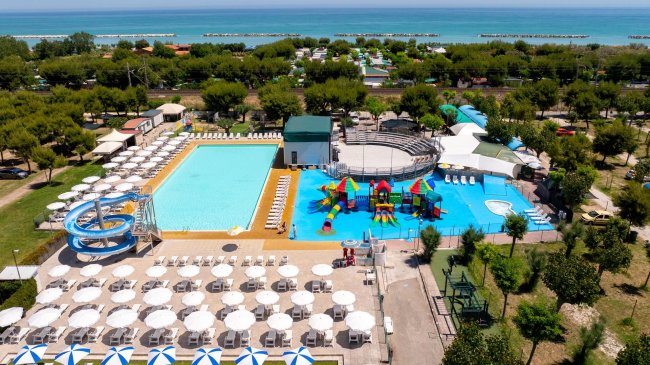 Vista aerea di un complesso acquatico con piscine e scivoli.