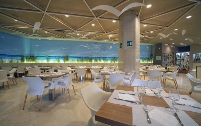 Sala da pranzo con decorazioni di gabbiani e mura blu.