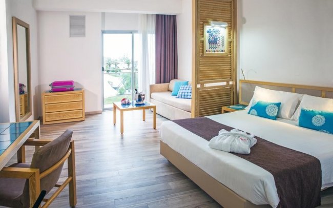 Camera d'hotel moderna con letto matrimoniale e divano.