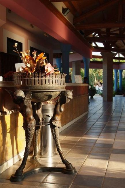 Scultura decorativa con fiori in una hall spaziosa e luminosa.