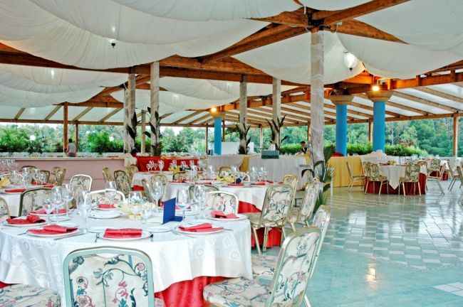 Sala da pranzo elegante con tavoli apparecchiati.