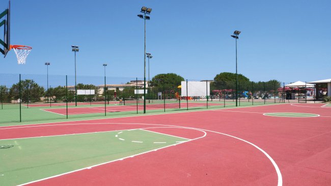 Campo da basket all'aperto con recinzione.