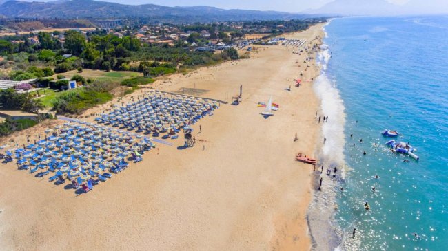 Spiaggia con lettini e ombrelloni.