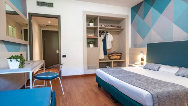 Camera da letto moderna con parete geometrica.