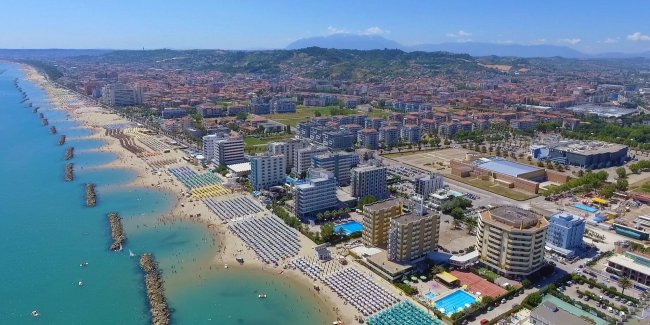 Vista aerea di una città costiera con spiaggia.