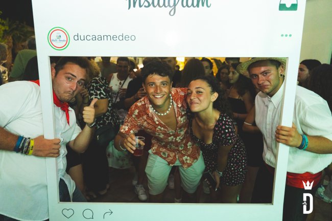 Persone che posano con cornice Instagram.