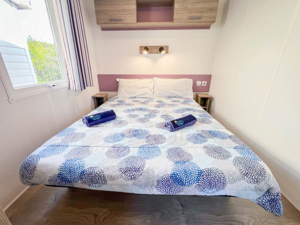 Camera con letto matrimoniale e decorazioni blu.
