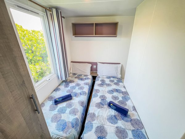 Camera con due letti singoli e decorazioni blu.