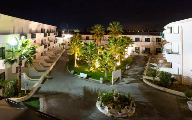 Complesso residenziale illuminato di notte.