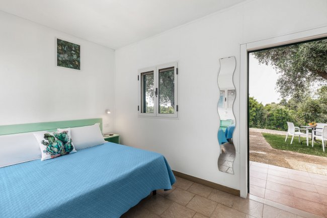 Camera con letto matrimoniale, vista sul giardino.