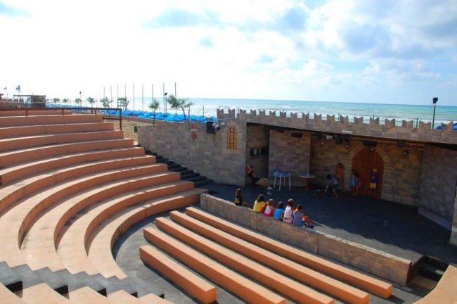 Anfiteatro all'aperto vicino al mare.